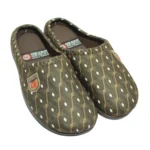 Мъжки домашни чехли Gezer в тъмен цвят с геометричен десен, показани като чифт на бял фон