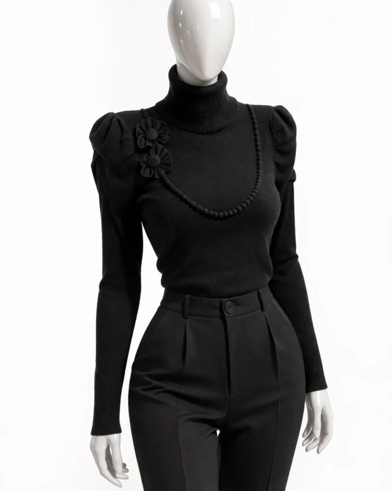 Дамска черна блуза с поло яка и декоративни елементи с цветя и релефна линия, показана върху манекен отпред