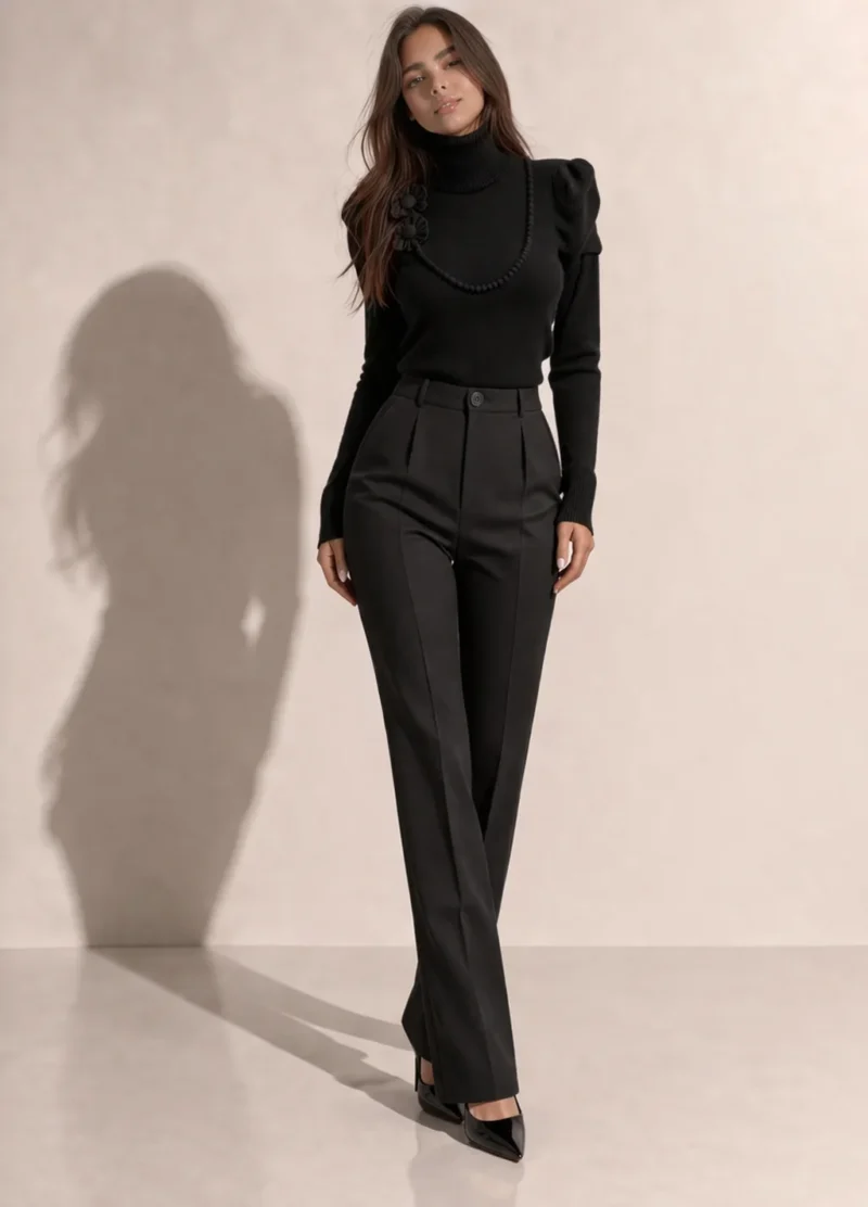 Дамска черна елегантна блуза с поло яка и дълги ръкави, носена от модел в цял ръст, комбинирана с панталон