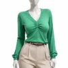 Дамска зелена блуза с V-образно деколте и набран детайл отпред, показана върху манекен с бежов панталон