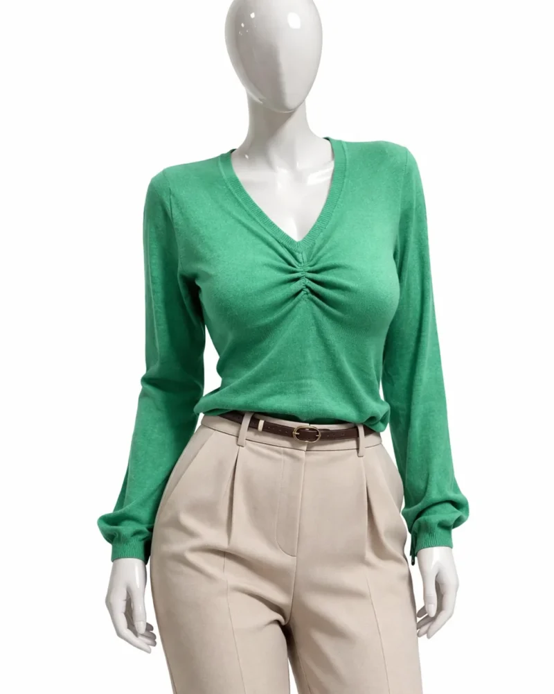Дамска зелена блуза с V-образно деколте и набран детайл отпред, показана върху манекен с бежов панталон