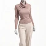 Дамска розова блуза с поло яка и декоративна брошка на гърдите, показана върху манекен отпред