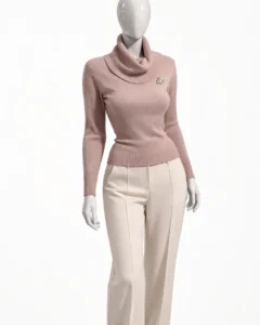 Дамска розова блуза с поло яка и декоративна брошка на гърдите, показана върху манекен отпред