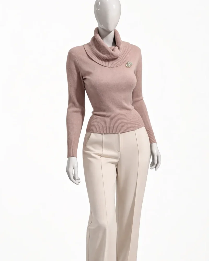 Дамска розова блуза с поло яка и декоративна брошка на гърдите, показана върху манекен отпред