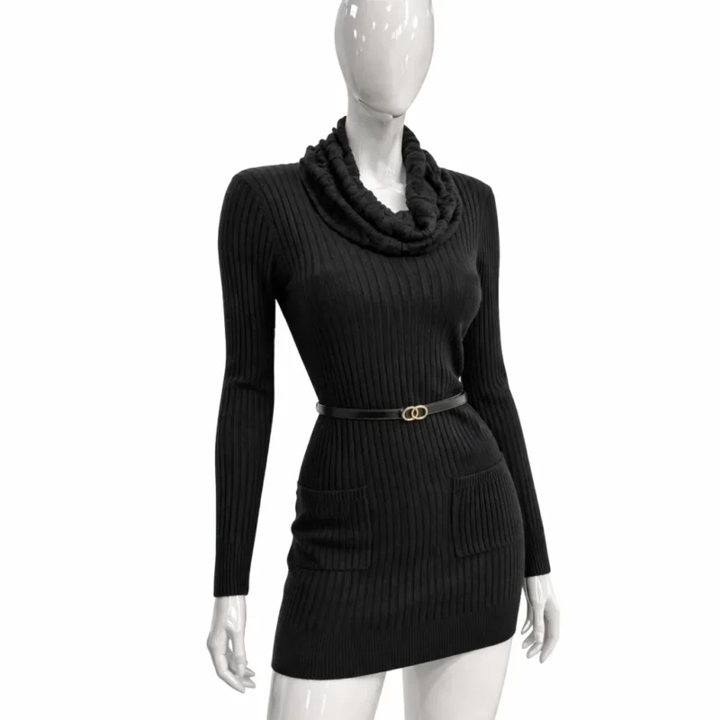 ALT текст: Дамска черна плетена рокля с шал яка и рипсена текстура, с колан в талията и предни джобове, показана върху манекен отпред