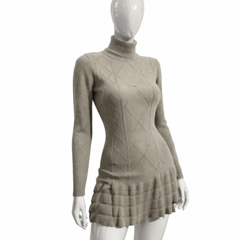 Дамска плетена туника с поло яка в светъл нюанс с релефна шарка и къдрава долна част, показана върху манекен отпред