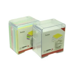 Хартиени листи за бележки в прозрачна ПВЦ кутия по 500 листа, налични в цветен и бял вариант, показани на бял фон