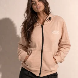 Дамски розов суичър с цип и качулка, с предни джобове и връзки на качулката, носен от модел отпред