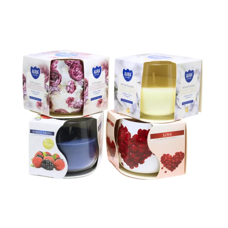 Ароматни свещи в стъклени чаши AURA с различни дизайни и аромати, подредени в опаковки на бял фон