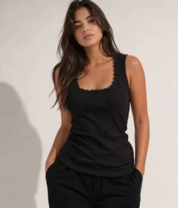 Черен дамски корсаж с рипсена текстура и декоративна дантела по деколтето, носен от модел отпред