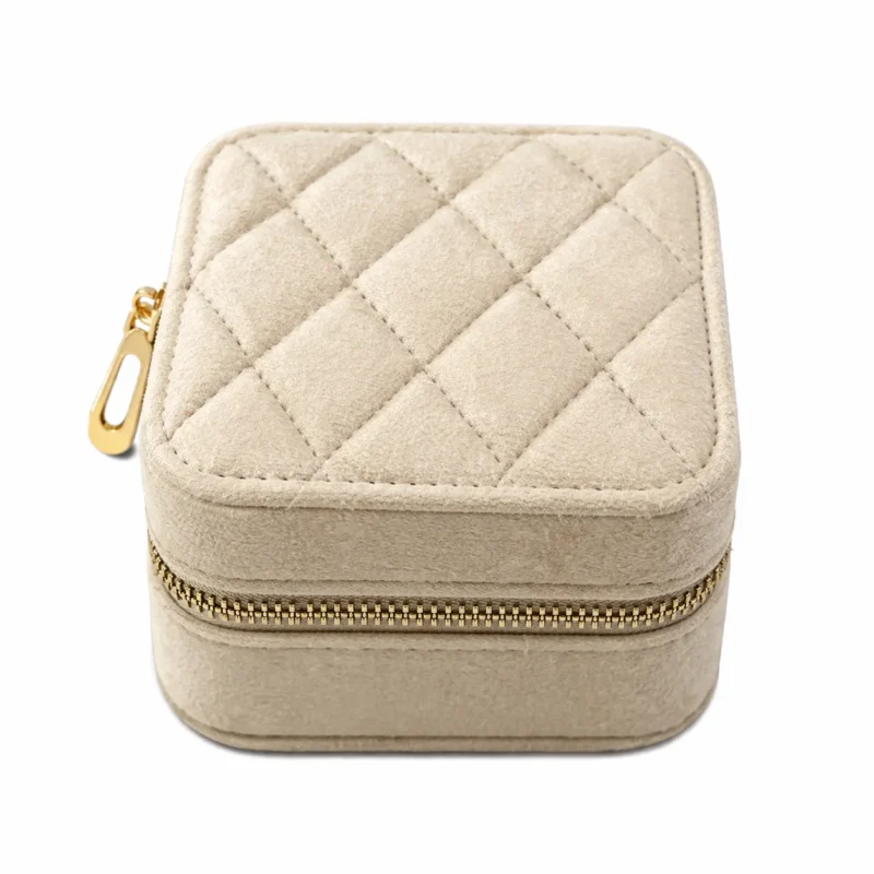 Компактна кадифена кутия за бижута в бежов цвят с цип, подходяща за съхранение на пръстени, обеци и малки аксесоари