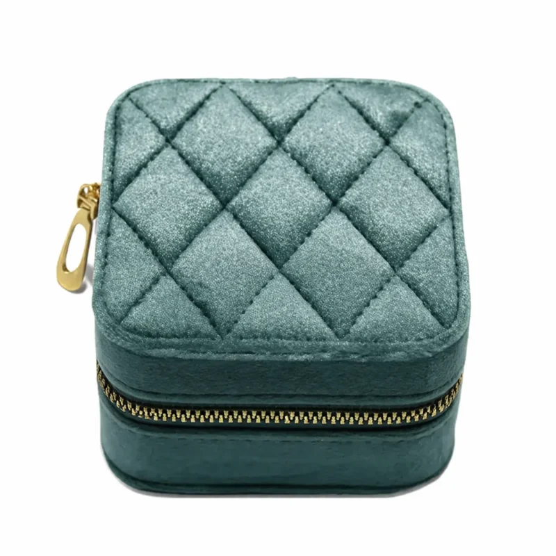 Компактна кадифена кутия за бижута в морско зелен цвят с цип, подходяща за съхранение на пръстени, обеци и малки аксесоари