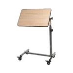 Помощна маса за болнично легло с регулируема височина и накланящ се плот, показана в цялостен вид