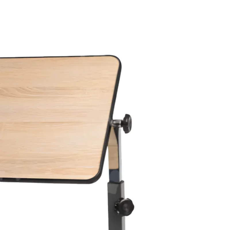 Близък изглед на помощна маса за болнично легло с накланящ се плот и регулируема височина, показващ детайлите на механизма и повърхността